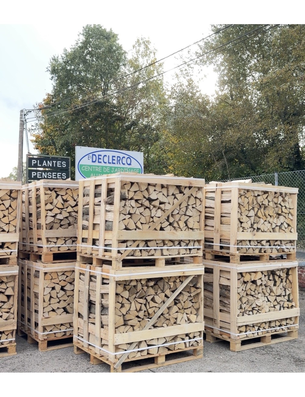 Box de 1 m3 de Bois de Chauffage rangé  en bûche de 30 cm équivalent à 1,5 Stère