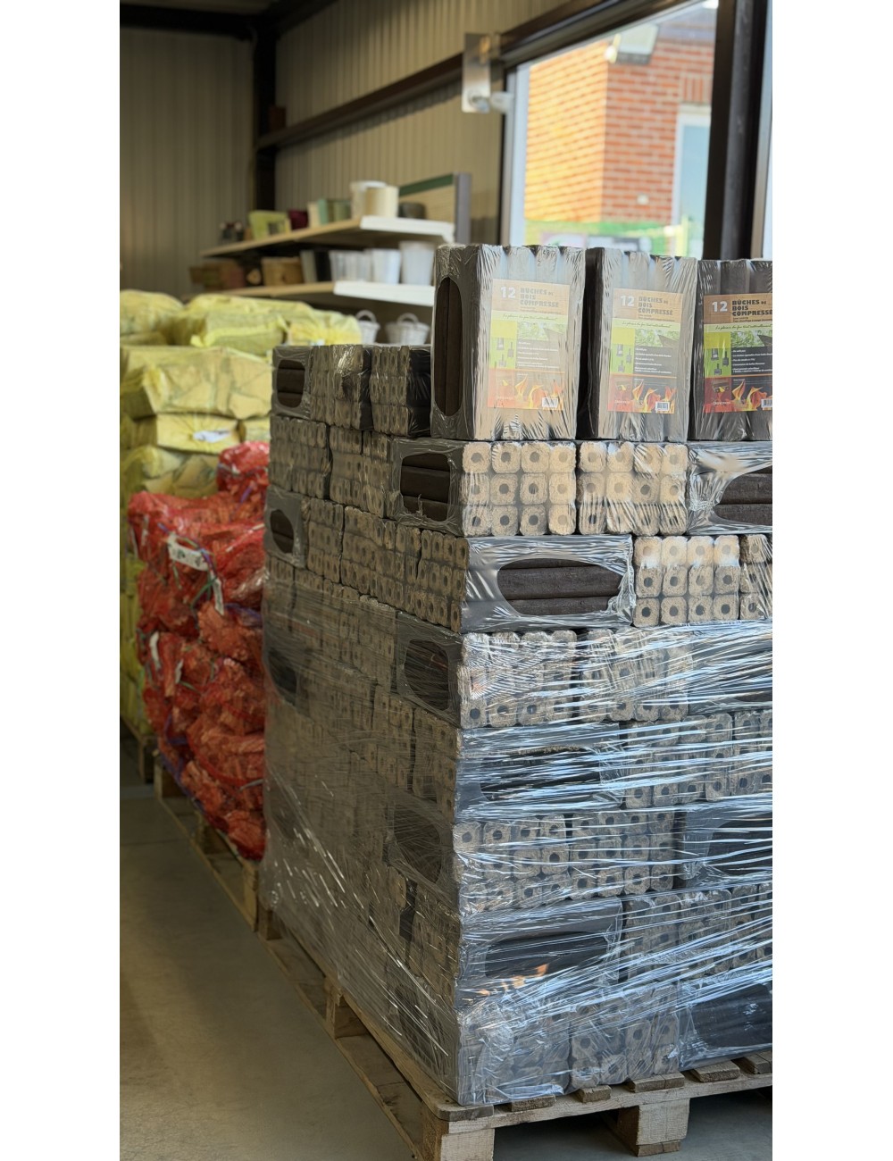 Palette de bûches de bois compressé extrudé de type pini kay(+/- 10 kg)- 5,5€/pc, 96 pcs de 12 bûches