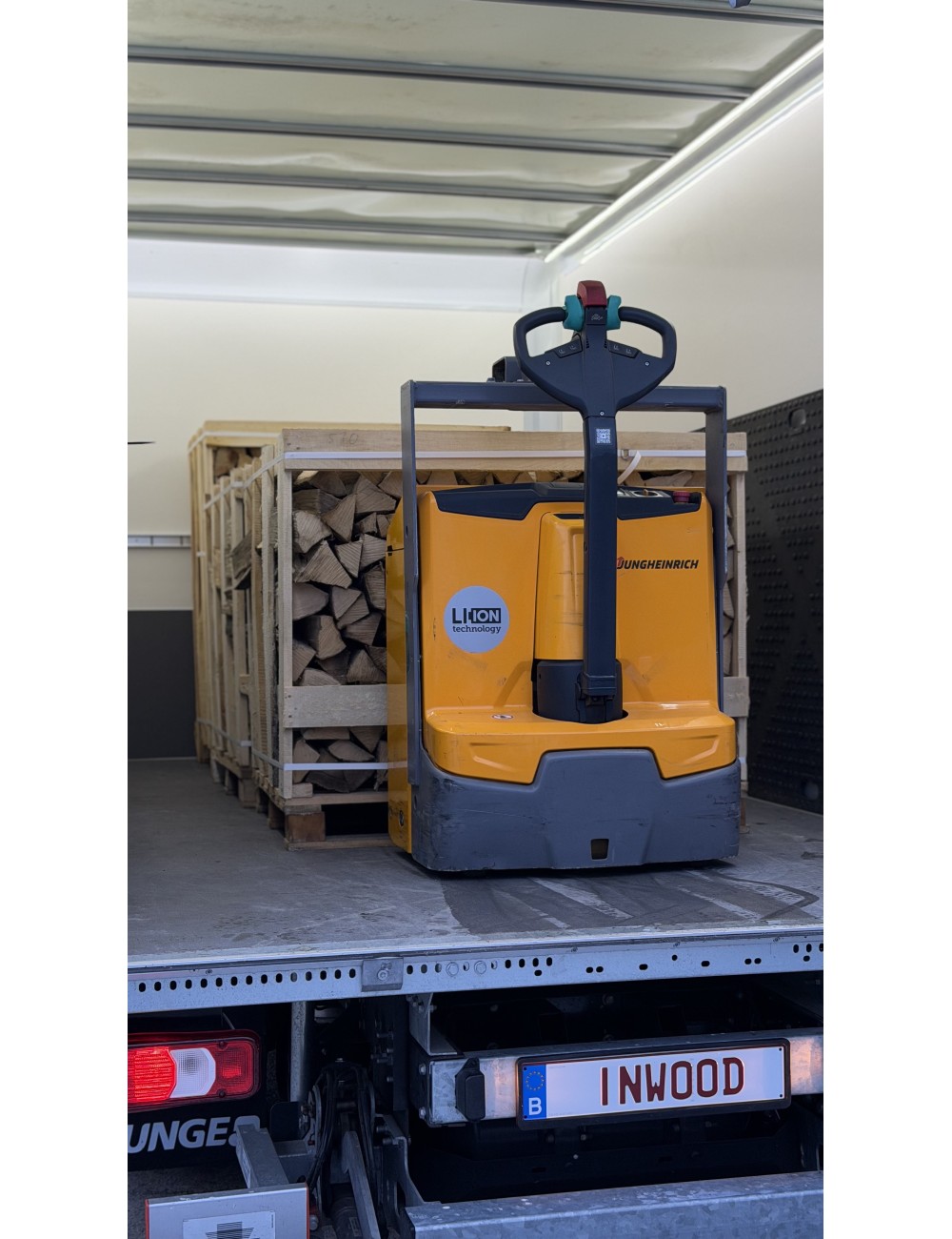 Box de 1 m3 de Bois de Chauffage rangé  en bûche de 30 cm équivalent à 1,5 Stère