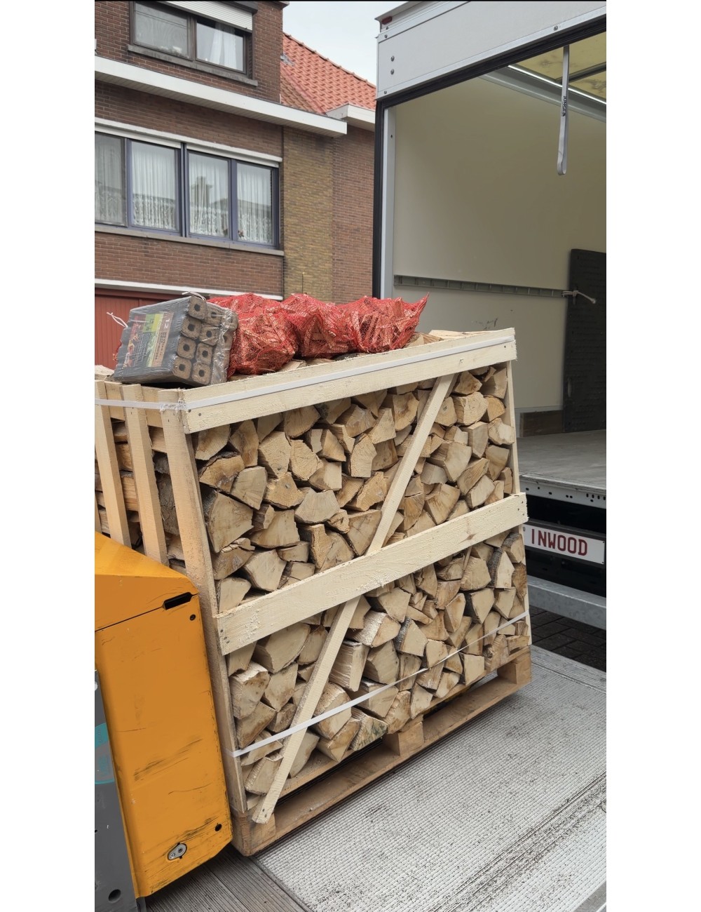 Box de 1 m3 de Bois de Chauffage rangé  en bûche de 25cm équivalent à 1,67 Stère